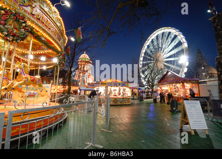 Cardiff-Winter-Wunderland Karussells und Kirmes vor dem "Admiral Auge" Stockfoto