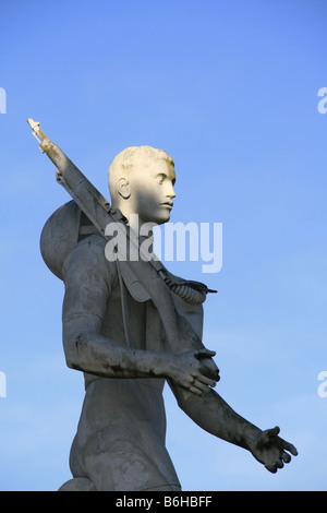 ein Soldat Statue mit Gewehr auf dem Foro Italico, Rom Stockfoto