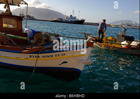 Ein Fischer flickt seine Netze in Sami auf der griechischen Insel Kefalonia. Stockfoto