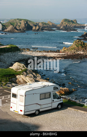 Wohnmobil geparkt in Ballintoy Harbour, County Antrim, Nordirland Stockfoto