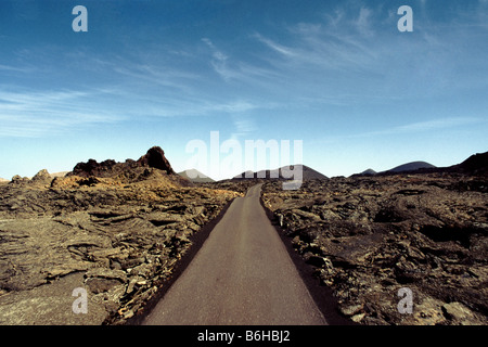 Straße durch Nationalpark Timanfaya, Lanzarote, Spanien Stockfoto