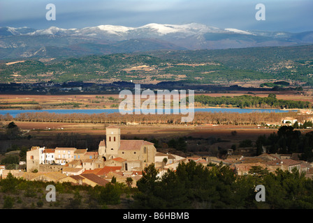 Blick über das Tal der Aude in Richtung Tourouzelle, Lac de Jouarres und der Montagne Noire in Süd-Frankreich. Stockfoto