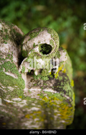 Eine Nahaufnahme Schuss das Moos bedeckt Ecke des alten Marmor Grabstein/Grabstein. Stockfoto