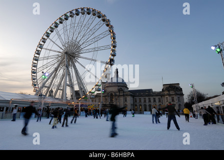 Cardiff-Winter-Wunderland "Admiral Eye" und auf die Eisbahn Schlittschuh laufen Stockfoto