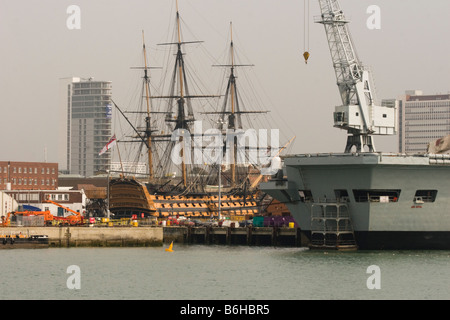 Flugzeugträger HMS Ark Royal vor Anker neben HMS Victory in der Naval Dockyard in Portsmouth Harbour England Stockfoto