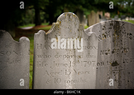 Eine Nahaufnahme von einem dicht beieinander Gruppierung von 3 alten kolonialen/frühen amerikanischen Marmorgrabsteine. Stockfoto