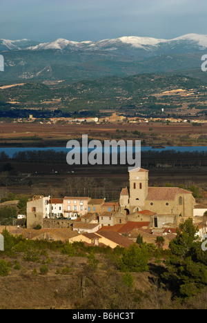 Blick über das Tal der Aude in Richtung Tourouzelle, Lac de Jouarres und der Montagne Noire in Süd-Frankreich. Stockfoto