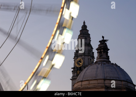 Cardiff Winter Wonderland "Admiral Eye" vor dem Rathaus Stockfoto