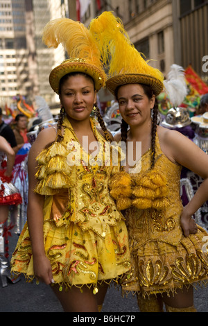 2008 Hispanic Day Parade auf der 5th Ave NYC Portrait zweier Frauen im Kostüm Bolivien in der Parade vertreten Stockfoto