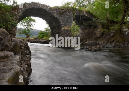 Killarney National Park, County Kerry, Irland - in der Nähe von the Meeting des Wassers das Wasser schnell unter Old Weir Bridge fließt. Stockfoto