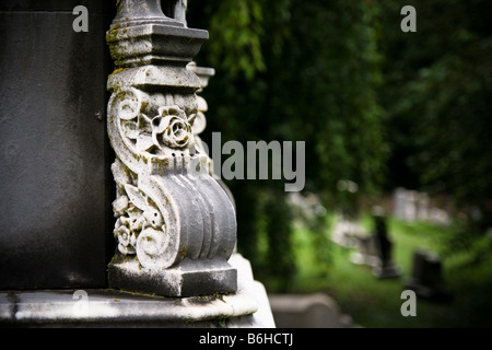 Detail von einem reich verzierten viktorianischen geschnitzten Marmor Grabmal in einer alten Kirche Friedhof/Friedhof. Stockfoto