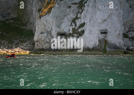 Geschützstellungen an der Basis der Kreidefelsen in der Nähe von Alum Bay Isle Of Wight England UK Stockfoto