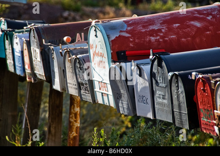 Gruppe der alten ländlichen Postfächer am Straßenrand Stockfoto