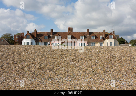 Dächer der Häuser hinter dem Kies von Aldeburgh beach Stockfoto