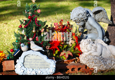 Grab Dekorationen auf einem Friedhof in der Nähe von Weihnachten Stockfoto