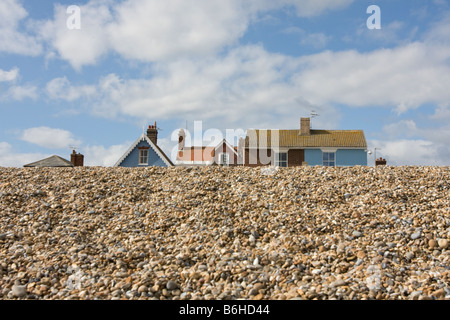 Dächer der Häuser hinter dem Kies von Aldeburgh beach Stockfoto