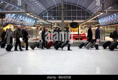 Passagiere aussteigen Eurostar Zug in St. Pancras, London Stockfoto