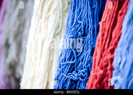 Rote, weiße und blaue Wolle Garne. Stockfoto