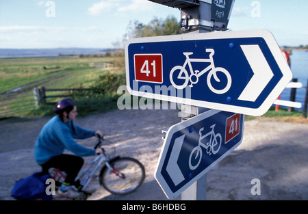 Zeichen und Radfahrer auf National Cycle Network in der Nähe von Schärfe am Severn Gloucestershire 1999 Stockfoto