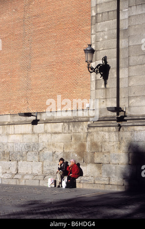 Frauen, die eine Pause neben San Andres Kirche, Madrid, Spanien Stockfoto