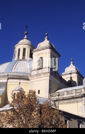 Detail der Kuppeln und Türme der Königlichen Basilika des Heiligen Franziskus des Großen / Real Basílica de San Francisco el Grande, Madrid, Spanien Stockfoto