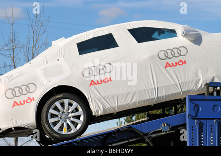 Abgedeckt oder umhüllt Audi auto car Carrier für die Lieferung Stockfoto