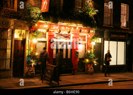 Ein typisches englisches Pub an einem Winterabend in der Nähe von Weihnachten, London, England. Stockfoto