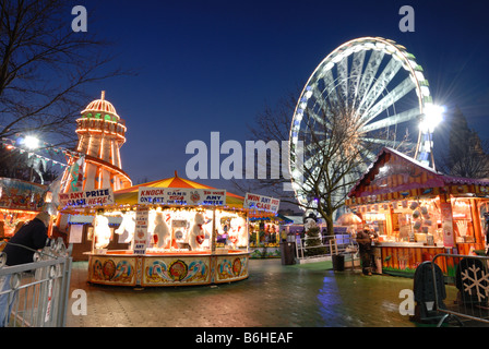 Cardiff-Winter-Wunderland Karussells und Kirmes vor dem "Admiral Auge" Stockfoto