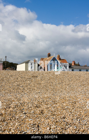 Dächer der Häuser hinter dem Kies von Aldeburgh beach Stockfoto