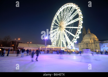 Cardiff-Winter-Wunderland "Admiral Eye" und auf die Eisbahn Schlittschuh laufen Stockfoto