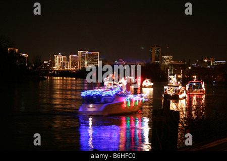 Boot, dekoriert mit Weihnachtsbeleuchtung am James River, Teil einer jährlichen Weihnachtsfeier in Richmond, Virginia Stockfoto