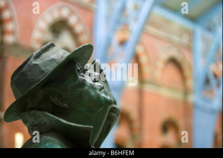 John Betjeman Statue am Bahnhof St Pancras in London UK Stockfoto