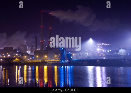 Industrie bei Nacht Ijmuiden Niederlande Stockfoto