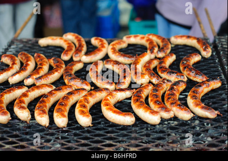 heiße Würstchen auf dem Grill Stockfoto