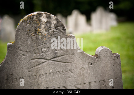 Detail eines frühen kolonialen amerikanischen Marmor Grabstein/Grab-Markers mit dem Wort "Heilige" am oberen Rand der Stein geschnitzt. Stockfoto