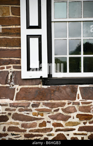 Fensterdetail von einer frühen amerikanischen Stein Bauernhaus. Stockfoto