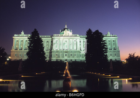 Royal Palace bei Sonnenuntergang gesehen von Sabatini Gärten, Madrid, Spanien Stockfoto