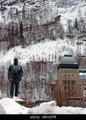 Eine Statue von Sam Eyde, der Gründer der frühen hydro Elektroindustrie in Rjukan Stadtzentrum, Såheimhallen Kraftwerk hinter Stockfoto