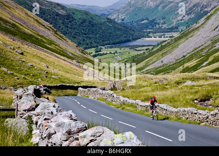 Radfahren über den Kirkstone Pass im Lake District Stockfoto