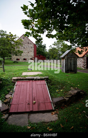 Ein aus dem 18. Jahrhundert kolonialen amerikanischen Gehöft mit verschiedenen Gebäude einschließlich einer Wurzel Keller und Scheune in ländlichen Pennsylvania Stockfoto