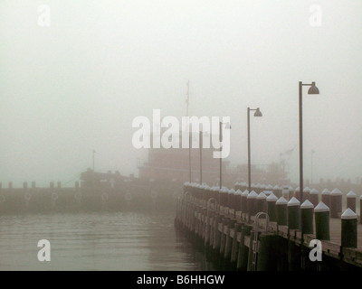 Nebel Schlepper Hafen nautisch maritimes leer Stockfoto