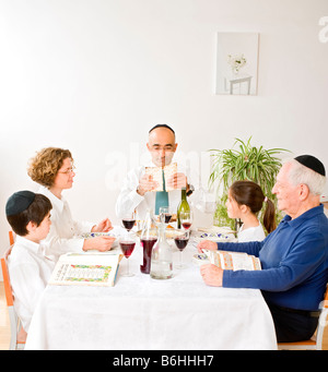 jüdischen Familie feiert Passahfest seder Stockfoto