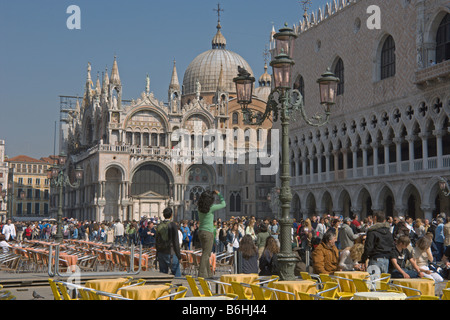 Blick über die Piazza San Marco, Basilica di San Marco Venedig Italien April 2008 Stockfoto