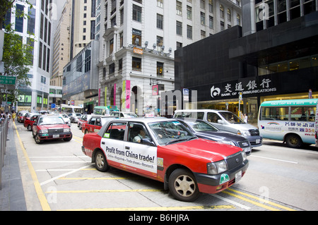 Taxis auf der Straße im Central District Hong Kong Stockfoto