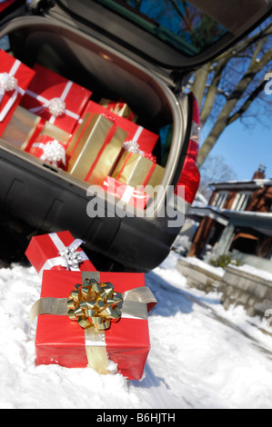 Führerschein verfügbar unter MaximImages.com - Weihnachtsgeschenke, die aus einem Kofferraum fallen Stockfoto