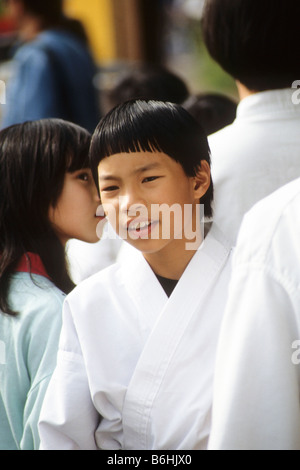 Asian-American Boy in Karate Uniform erwartet Chance zu konkurrieren. Stockfoto