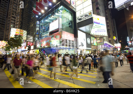 Passanten vor einem Kaufhaus Causeway Bay Tung Lo Wan Hong Kong Stockfoto