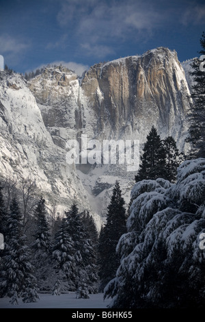 Kalifornien - Upper Yosemite Falls nach einem Wintersturm im Yosemite National Park. Stockfoto