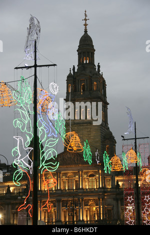 Stadt in Glasgow, Schottland. Abenddämmerung Nahaufnahme von George Square Weihnachtsschmuck mit City Chambers im Hintergrund. Stockfoto