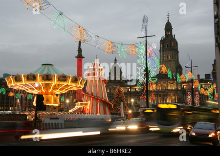 Stadt in Glasgow, Schottland. Weihnachten Abenddämmerung Ansicht des abendlichen Berufsverkehr am George Square. Stockfoto